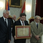 Проф.др Ђорђе Радак ( у средини) са Повељом