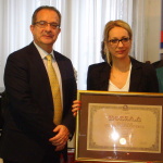 Градоначелник Ниша уручује признање представнику Југоимпекса