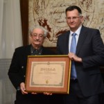 Димитрије Књегињић,директор компаније Lafarge Srbija прима награду