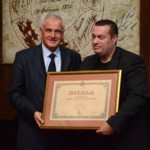 Небојша Јовановић,директор Е-гимназије (десно) са заслуженим признањем