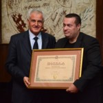 Небојша Јовановић,директор Е-гимназије (десно) са заслуженим признањем