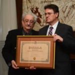 Песник Перо Зубац уручује награду г.Славку Врнџићу