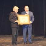 Перо Зубац уручује награду градоначелнику Чедомиру Јањићу